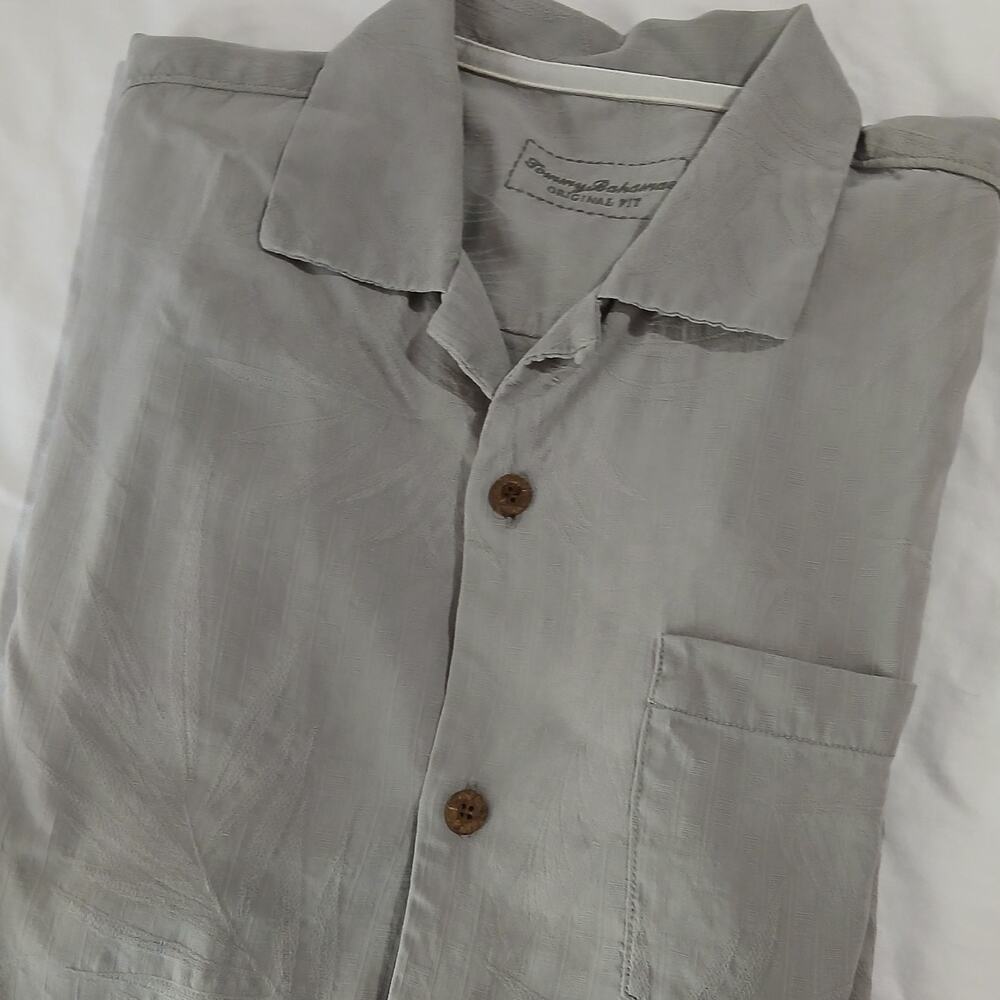 Tommy Bahama Men's Medium 100% Silk Taupe Embossed Short-Sleeved Hawaiian Shirt